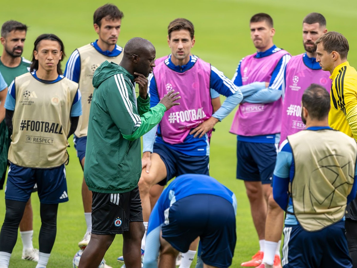 Na snímke uprostred tréner ŠK Slovan Bratislava Yaya Touré počas tréningu pred stredajším zápasom 1. kola ligovej fázy Ligy majstrov proti Parížu St. Germain.