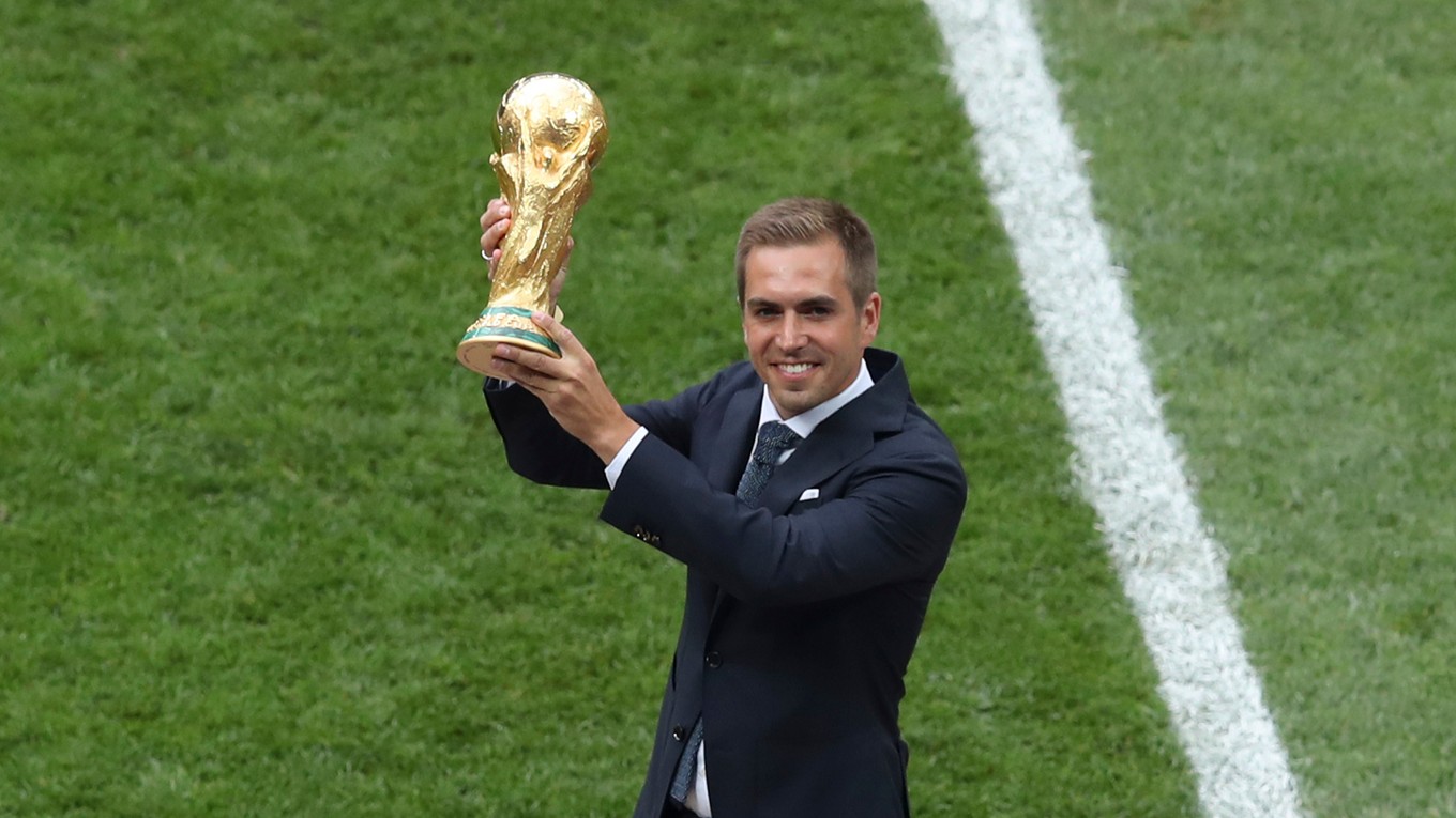Philipp Lahm s trofejou pre majstrov sveta.