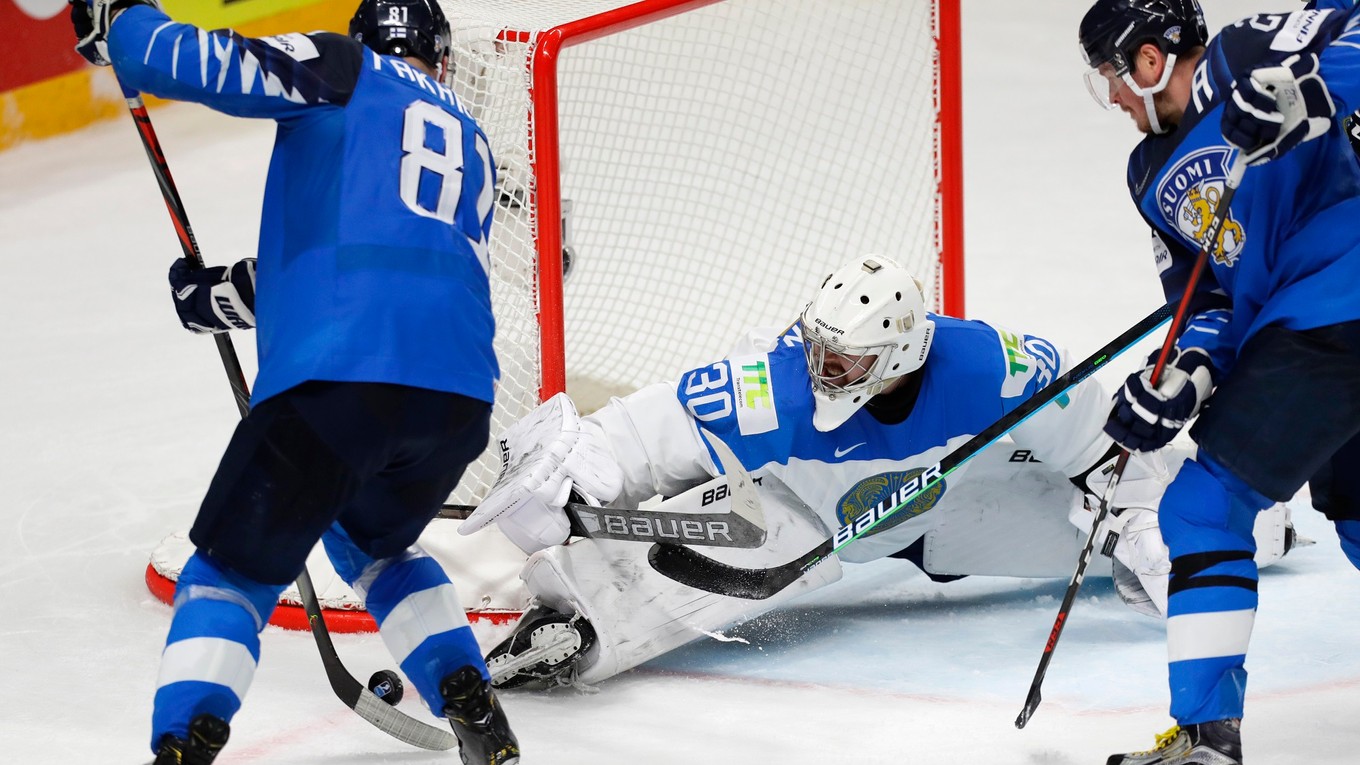 Zostrih zápasu Kazachstan - Fínsko na MS v hokeji 2021.