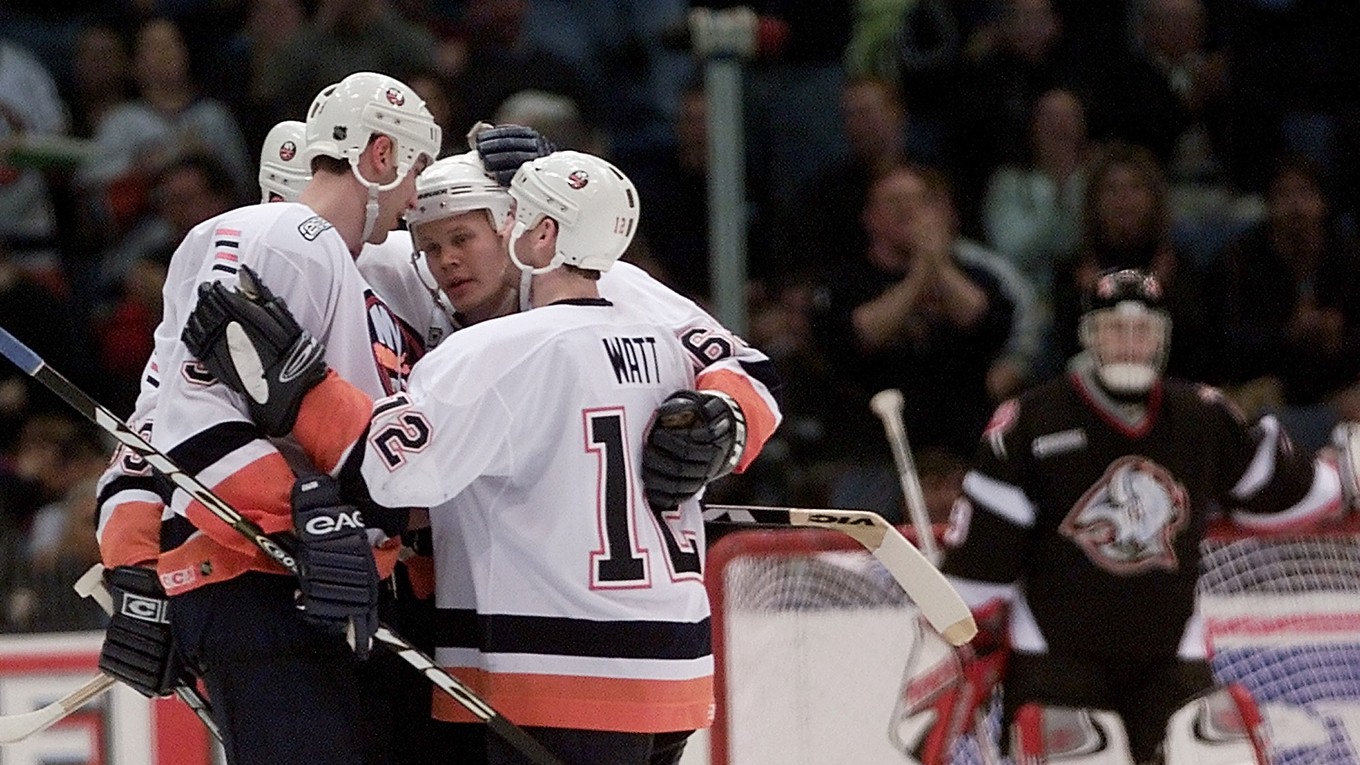 Zdeno Chára sa teší po góle so svojimi spoluhráčmi z New York Islanders. V bránke Buffala Sabres stojí Dominik Hašek.