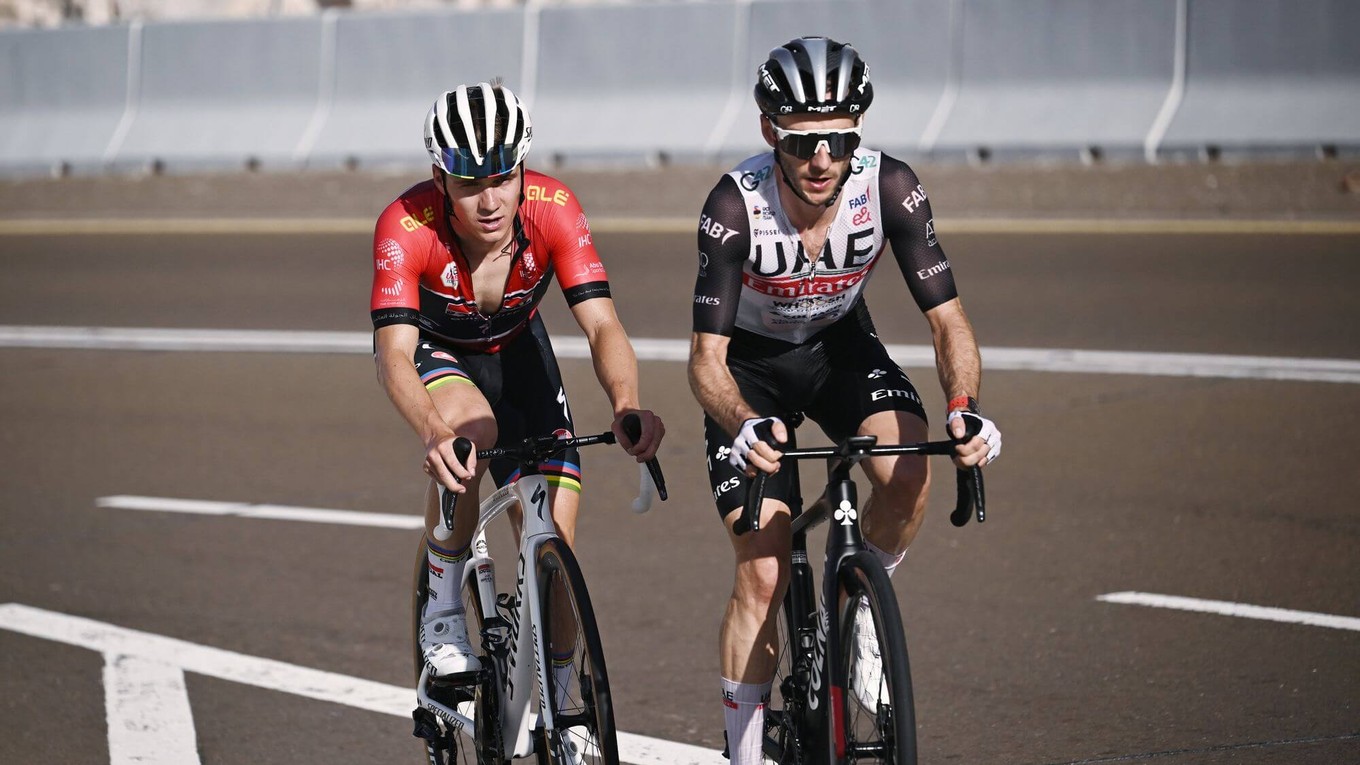 Belgický cyklista Remco Evenepoel (vľavo) a Brit Adam Yates.