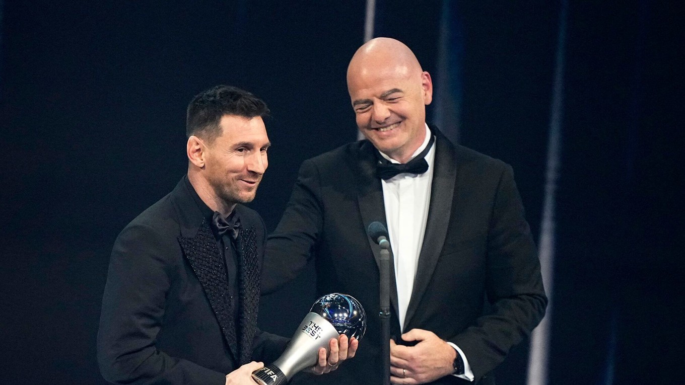 Lionel Messi pri preberaní ceny od Gianniho Infantina.