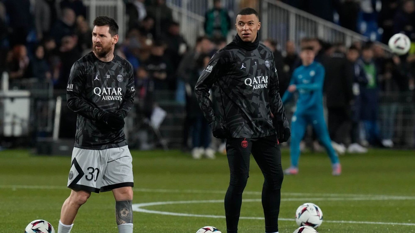 Futbalisti PSG Lionel Messi (vľavo) a Kylian Mbappé. 