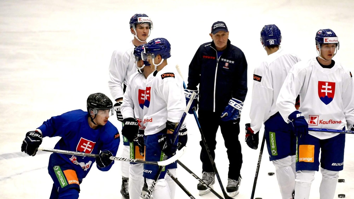 Tréner Craig Ramsay počas tréningu slovenskej hokejovej reprezentácie.