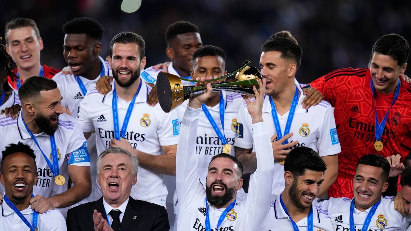 Futbalisti Realu Madrid sa tešia z trofeje na MS klubov FIFA 2022.
