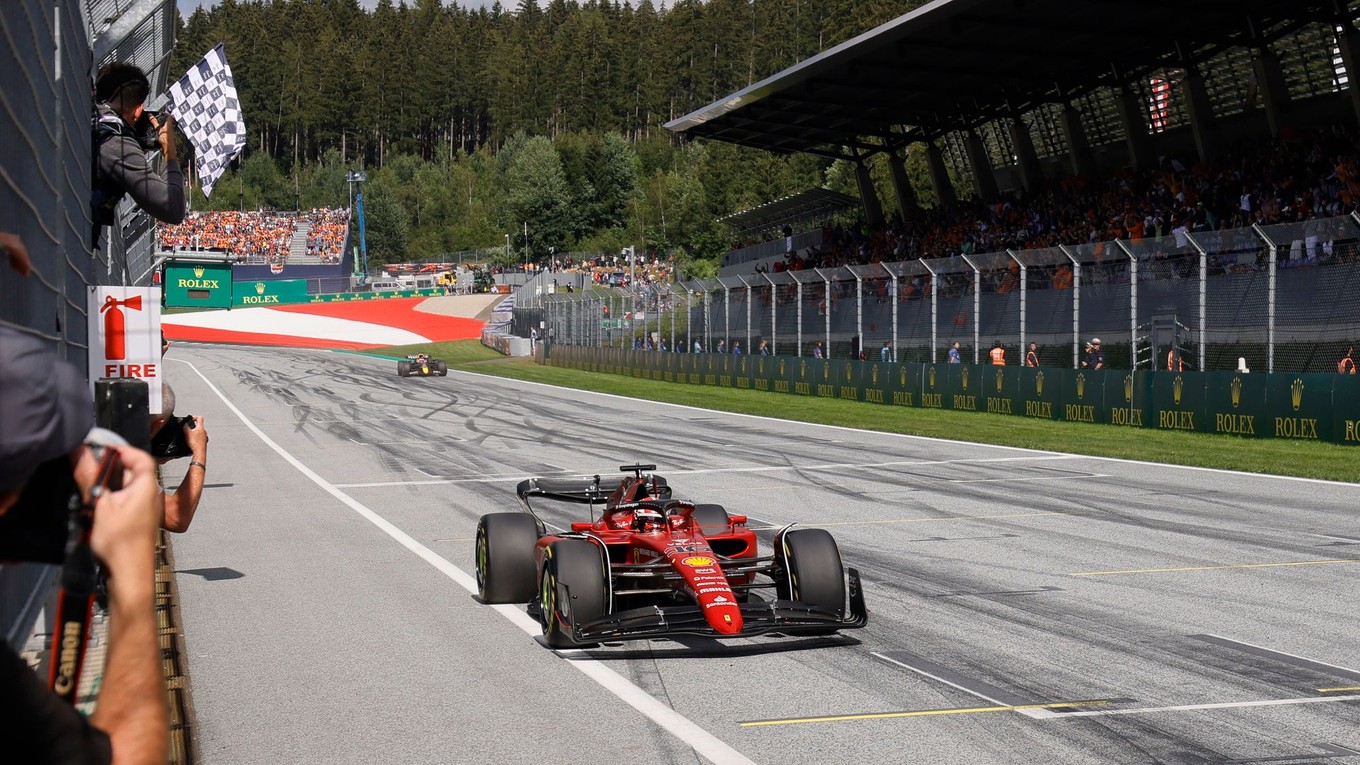 Jazdec tímu Ferrari Charles Leclerc na okruhu v rakúskom Spielbergu.