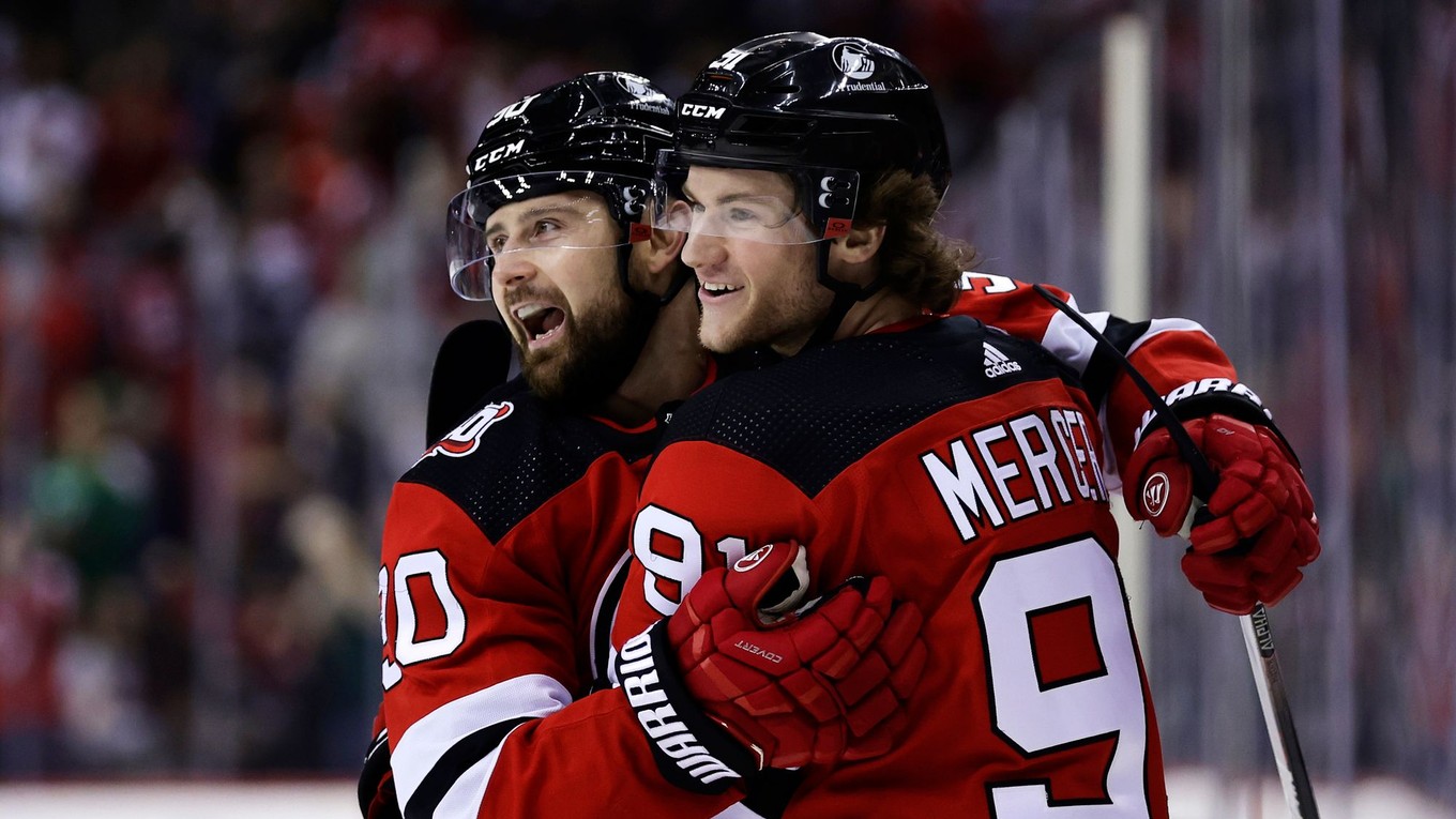 Na snímke vľavo slovenský útočník Devils Tomáš Tatar a spoluhráč Dawson Mercer oslavujú gól v zápase hokejovej NHL.