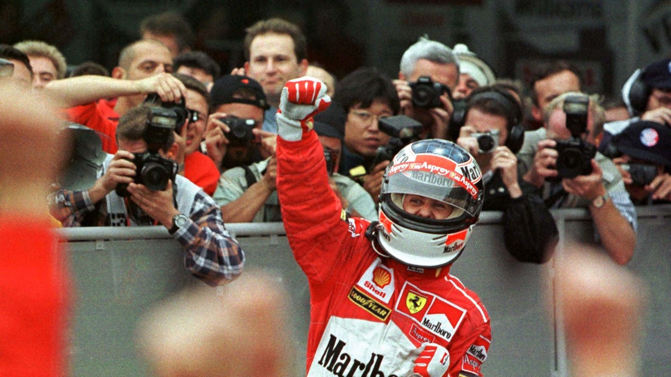 Michael Schumacher vo farbách Ferrari.