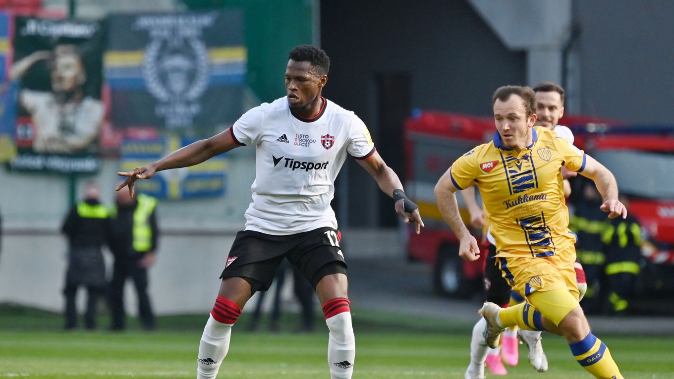 Futbalista Trnavy (vľavo) Abdulrahman Taiwo v súboji s Miroslavom Káčerom, archívny záber. 