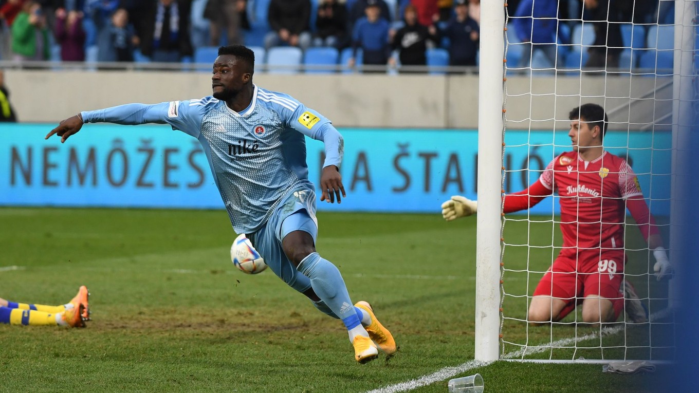 Malik Abubakari sa teší z gólu proti DAC.