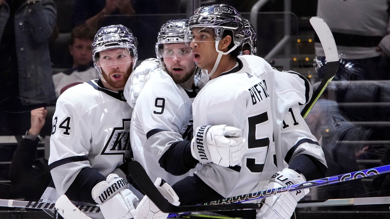 Hokejisti Los Angeles Kings sa tešia z gólu Adriana Kempeho.