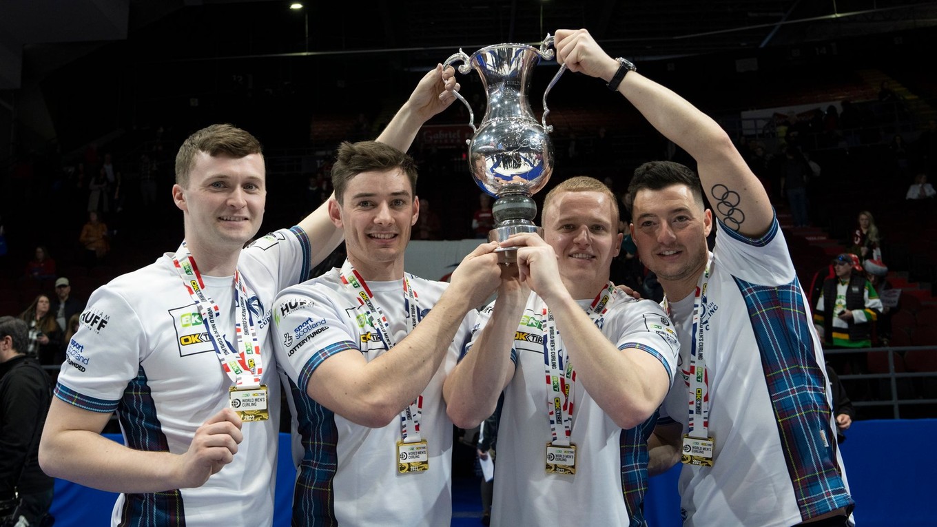 Reprezentanti Škótska Bruce Mouat, Grant Hardie, Bobby Lammie a Hammy McMilllan sa tešia po triumfe na MS v curlingu 2023.