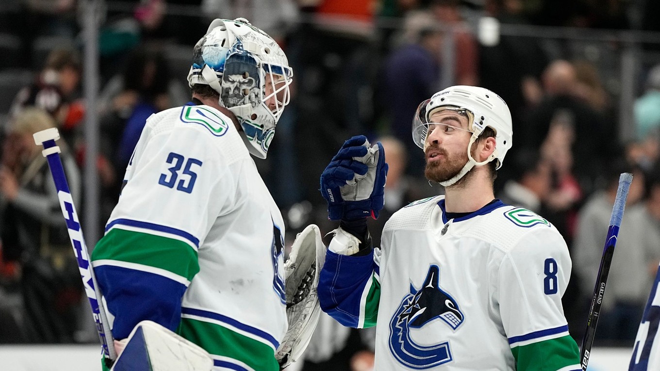 Thatcher Demko a Conor Garland.