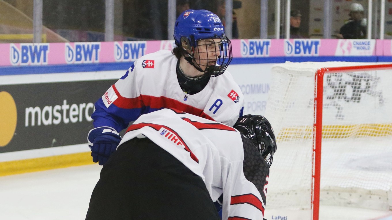 Dalibor Dvorský (hore) a Calum Ritchie v zápase Slovensko - Kanada na MS v hokeji do 18 rokov 2023.