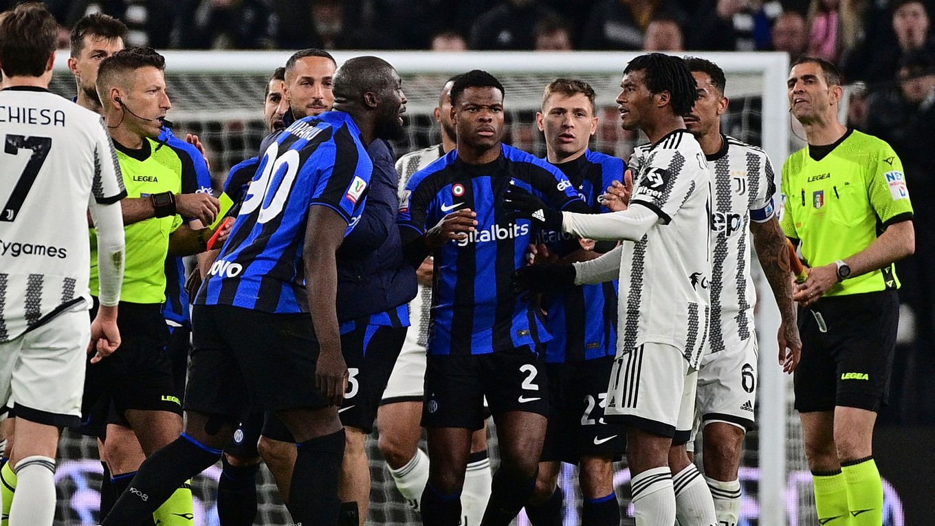 Futbalista Interu Miláno Romelu Lukaku (vľavo) a šarvátka v zápase s Juventusom Turín. 