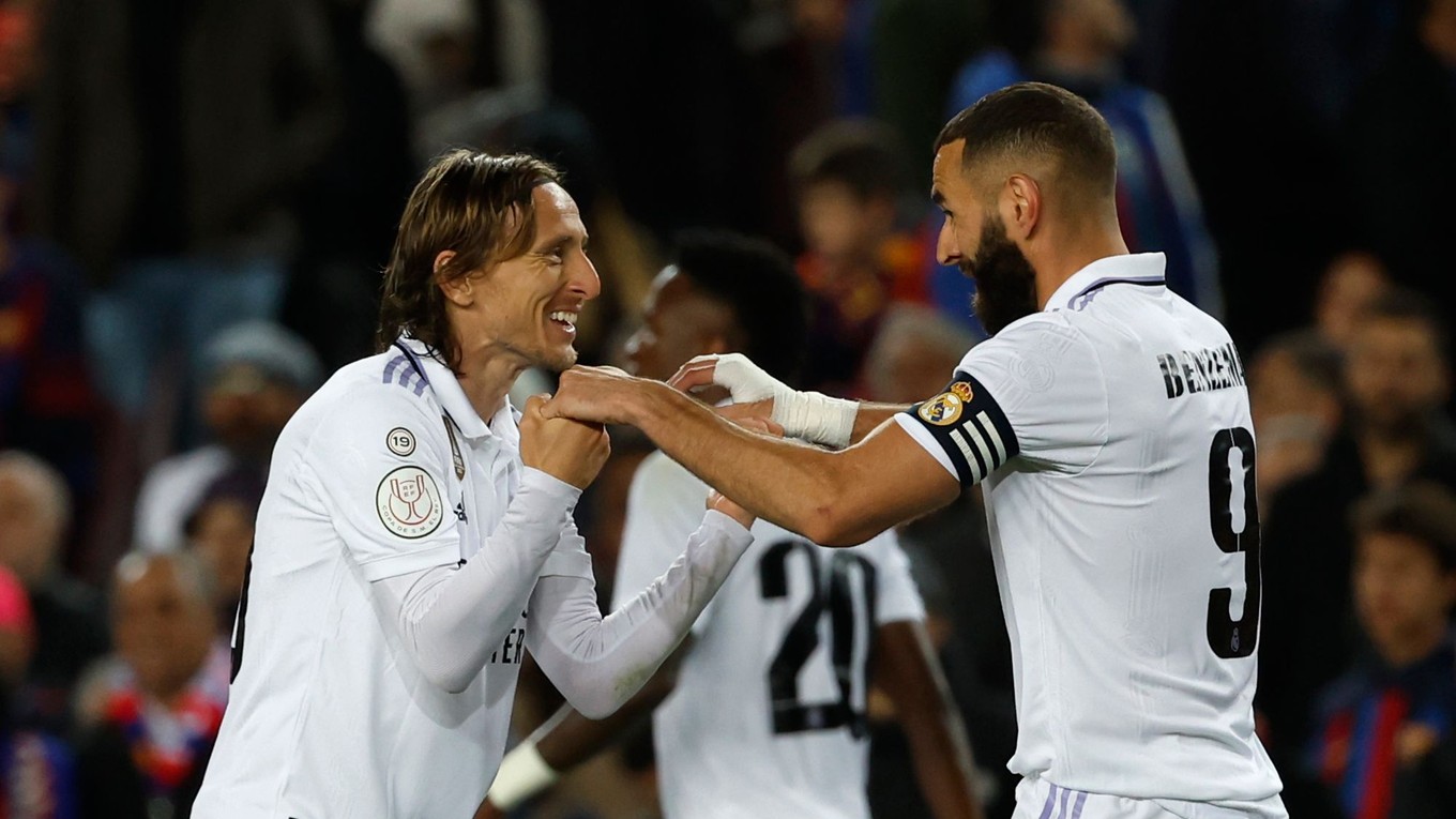 Futbalisti Realu Madrid Luka Modrič (vľavo) a Karim Benzema.