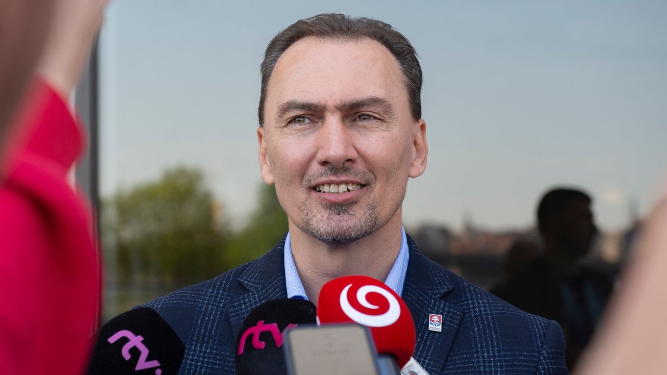 Miroslav Šatan na brífingu v Rige.
