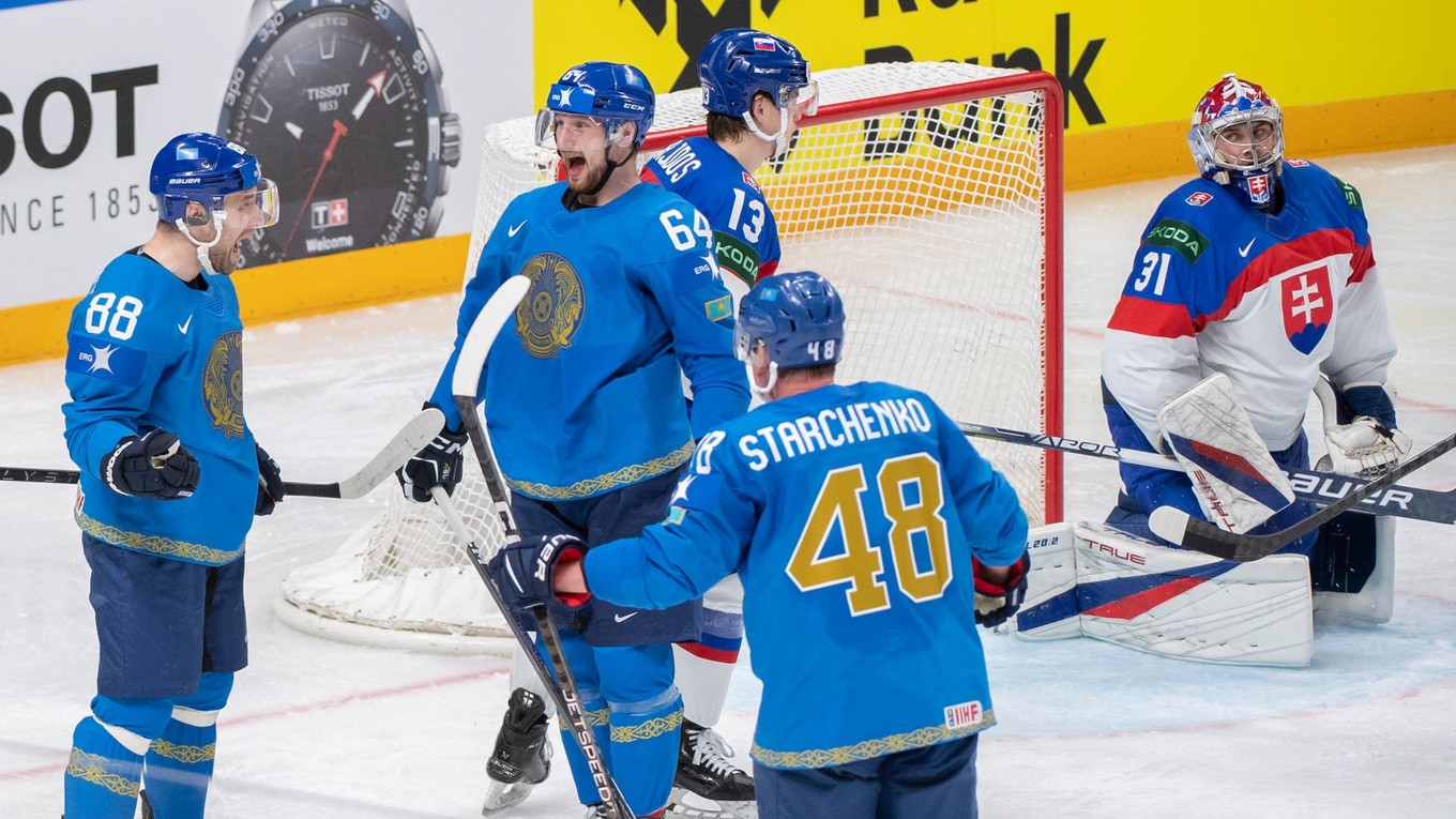 Jevgenij Rymarev sa so spoluhráčmi teší po strelenom góle v zápase Slovensko - Kazachstan na MS v hokeji 2023.