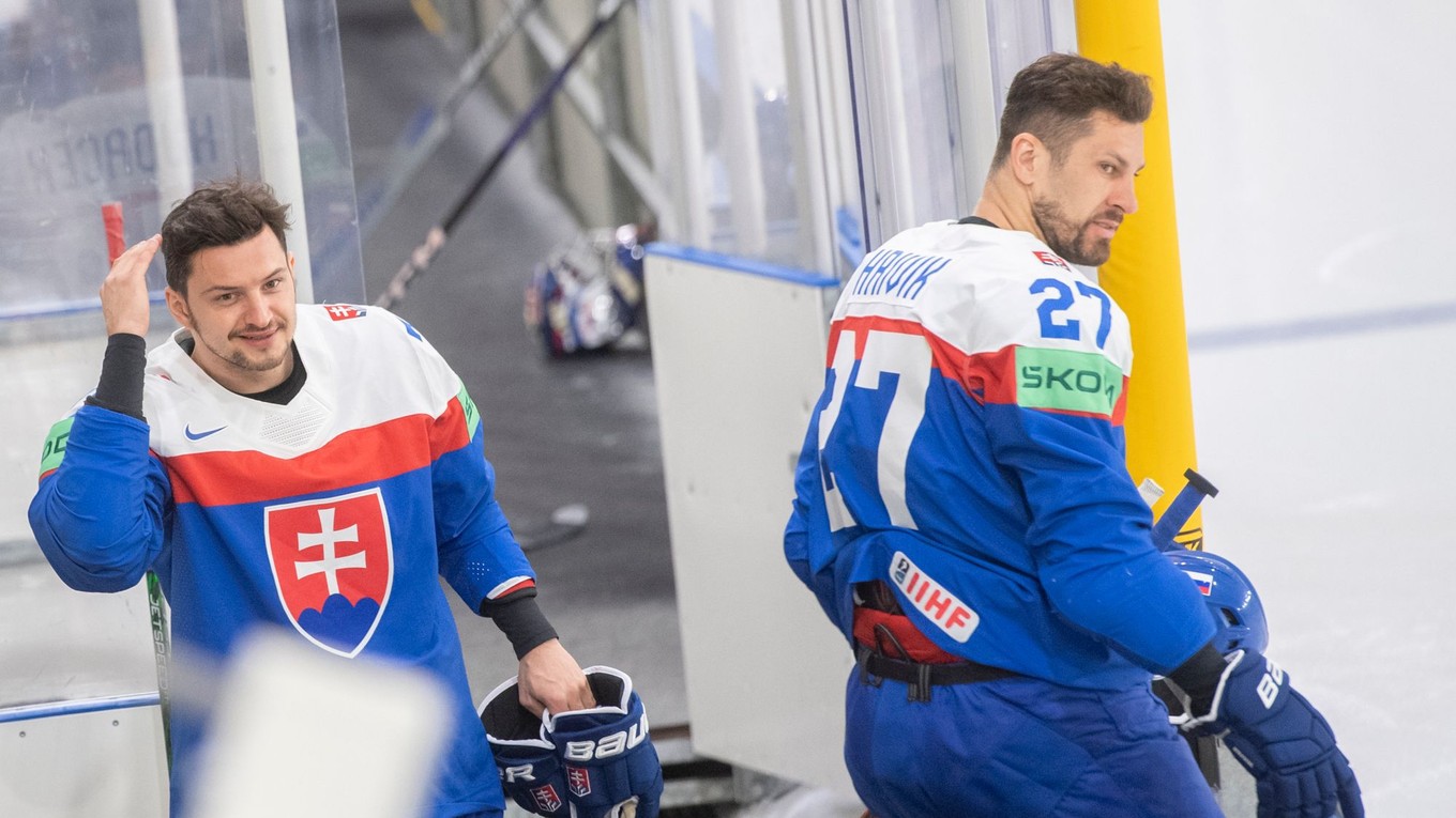 Libor Hudáček (vľavo) a Marek Hrivík po spoločnom tímovom fotení na MS v hokeji 2023.