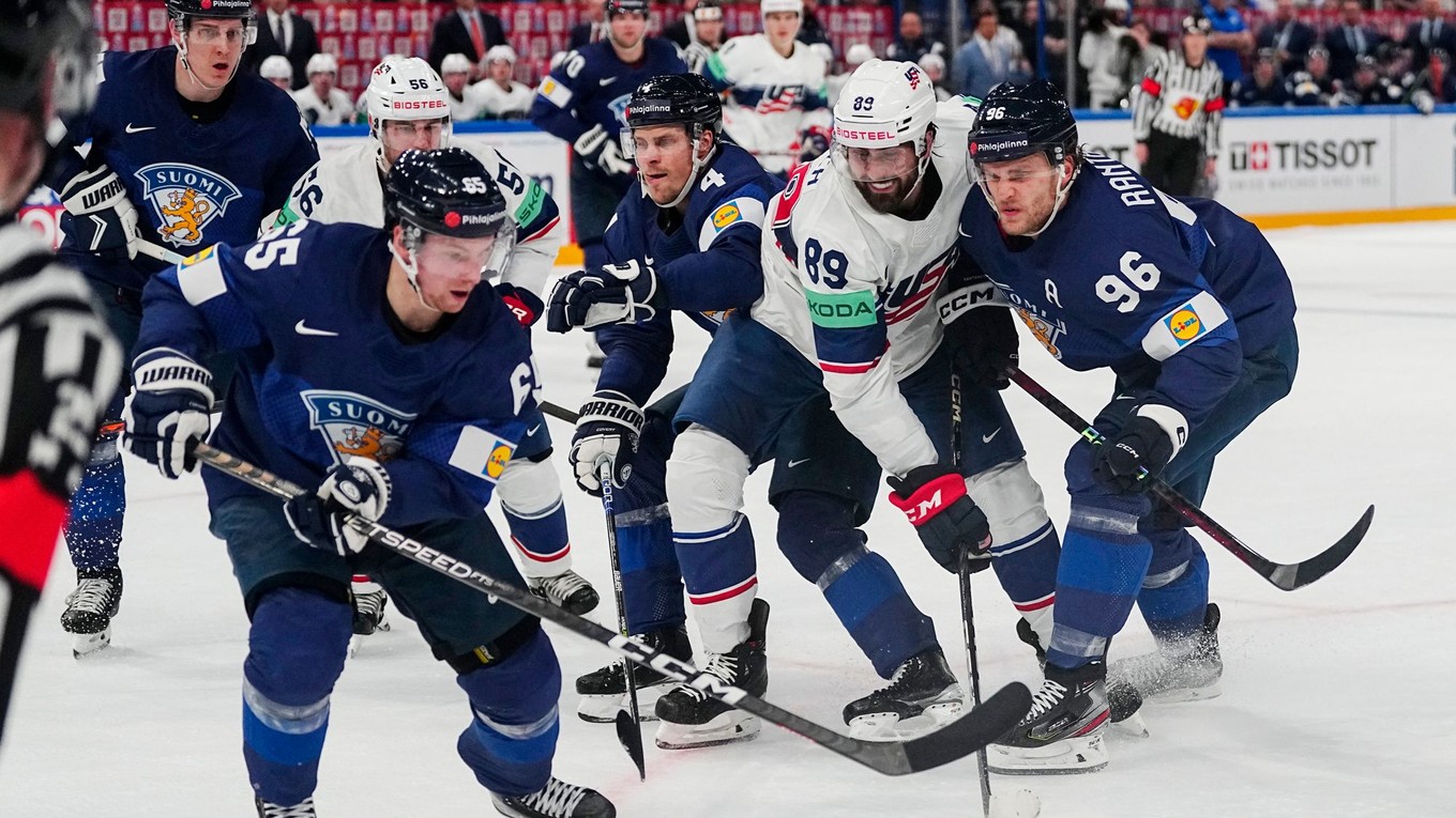 Alex Tuch (USA) a Mikko Rantanen (Fínsko) v zápase na MS 2023  hokeji. 