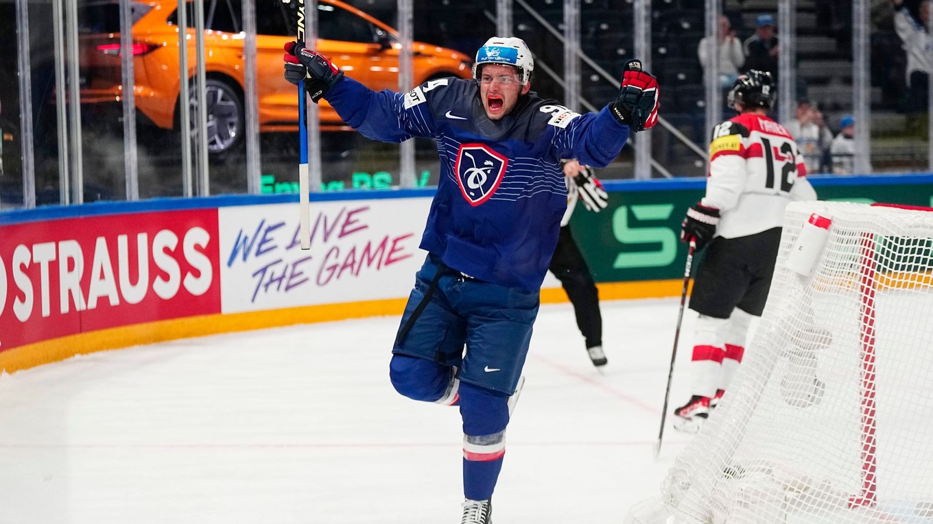 Tim Bozon sa teší po strelenom góle v zápase Francúzsko - Rakúsko na MS v hokeji 2023.