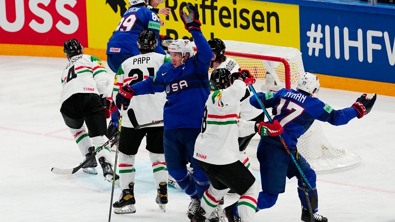 Nick Bonino (v strede) sa teší po strelenom góle v zápase USA - Maďarsko na MS v hokeji 2023.