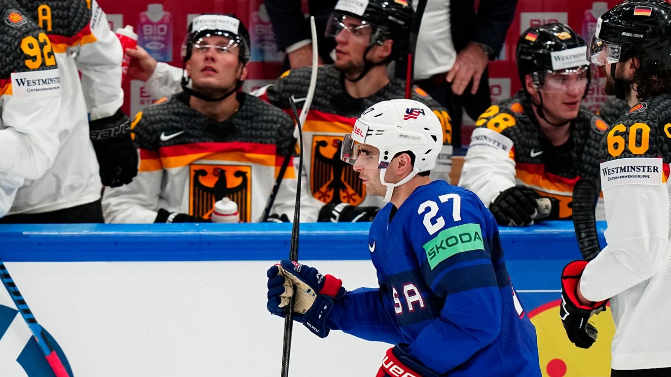 Útočník Matt Coronato strelil víťazný gól v zápase Nemecko - USA na MS v hokeji 2023.