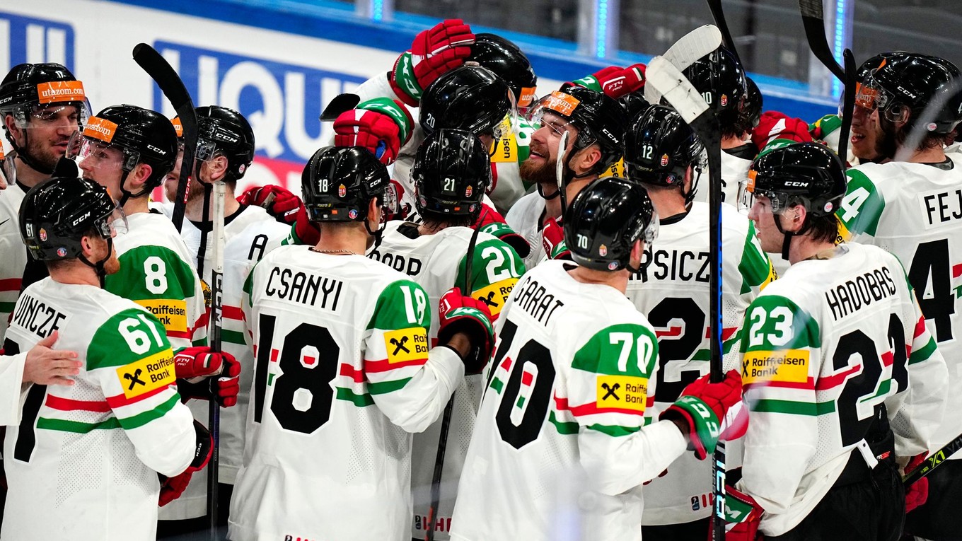 Maďarskí hokejisti sa tešia po triumfe nad Francúzskom na MS v hokeji 2023.