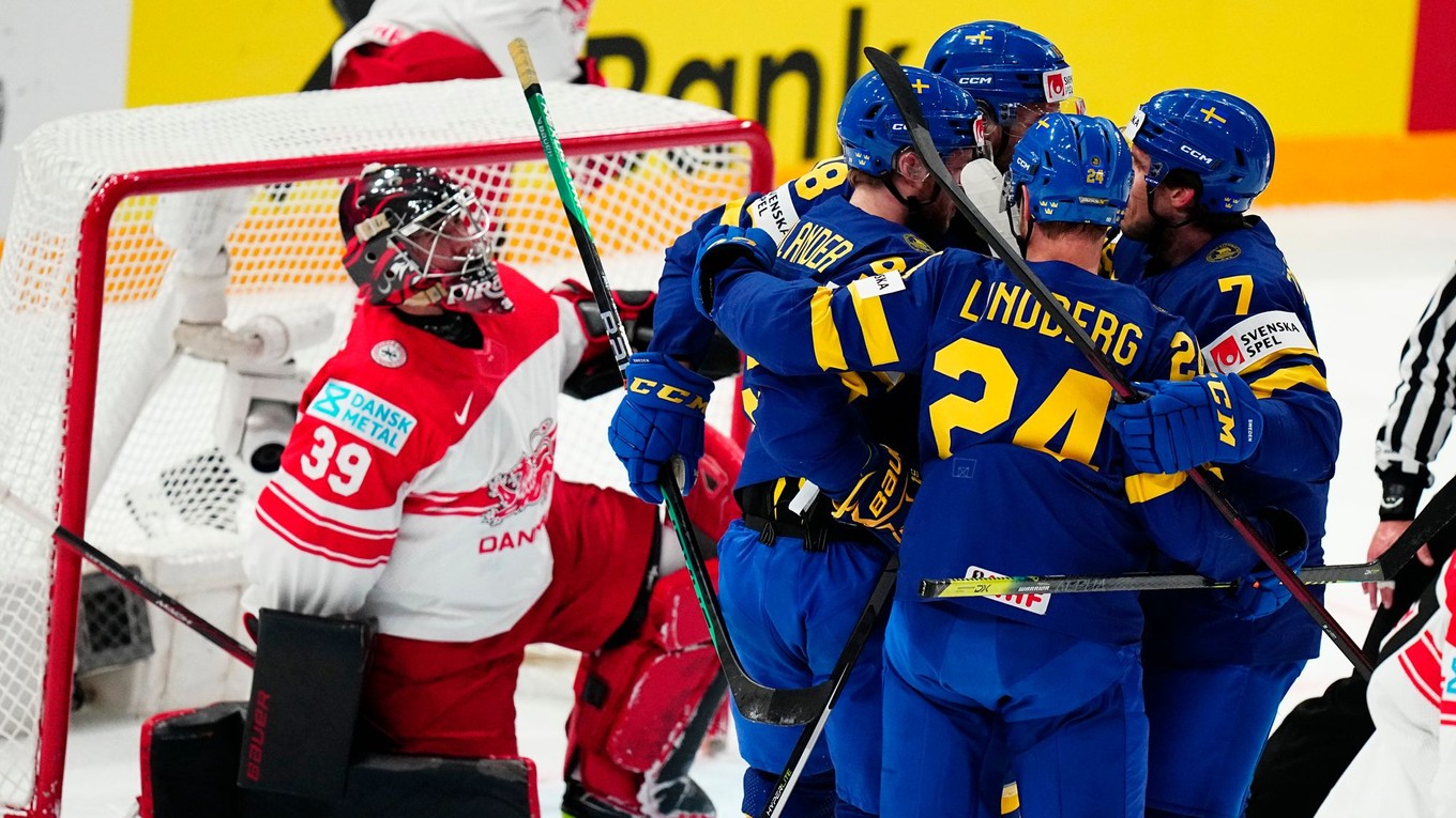 Švédski hokejisti sa tešia po strelenom góle v zápase Švédsko - Dánsko na MS v hokeji 2023.