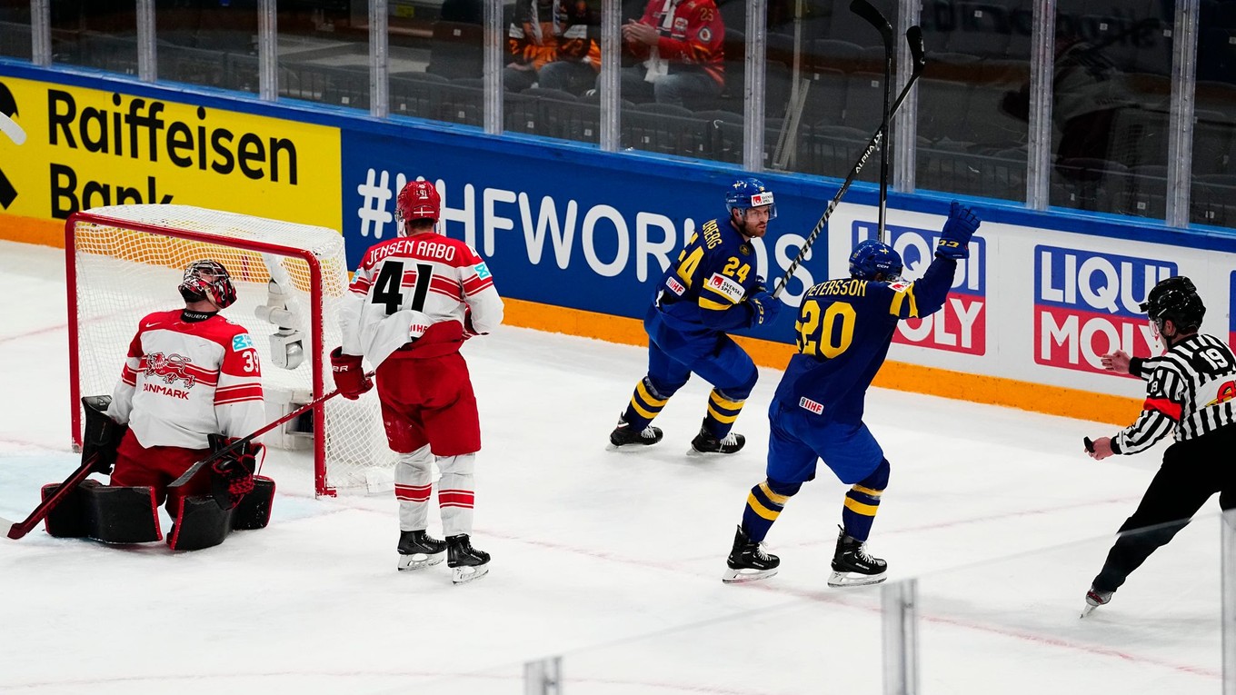 Švédski hokejisti sa tešia po strelenom góle v zápase Dánsko - Švédsko na MS v hokeji 2023.