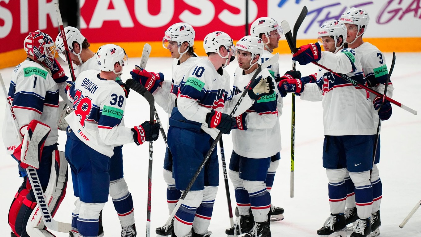 Americkí hokejisti sa tešia po triumfe nad Českom vo štvrťfinále MS v hokeji 2023.