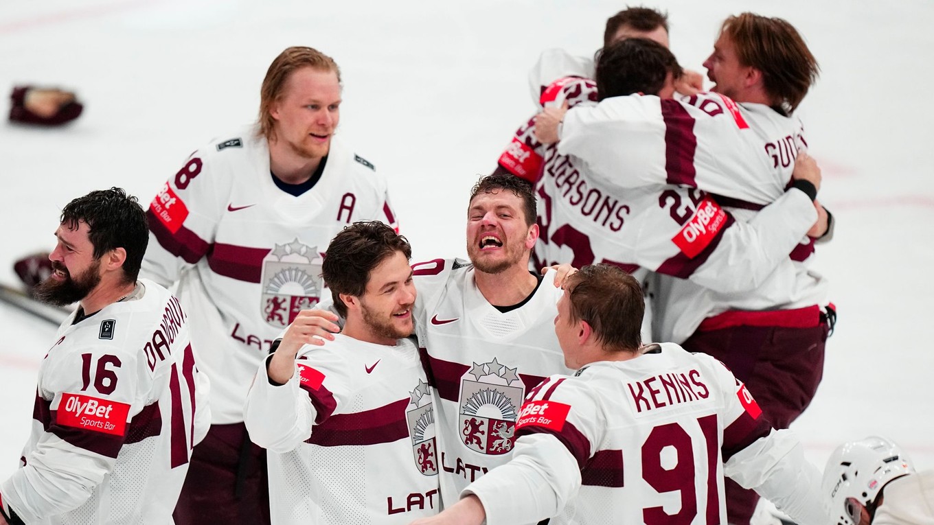 Lotyšskí hokejisti sa tešia po zisku bronzu na MS v hokeji 2023.