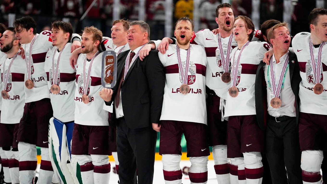 Hráči Lotyšska oslavujú bronzové medaily