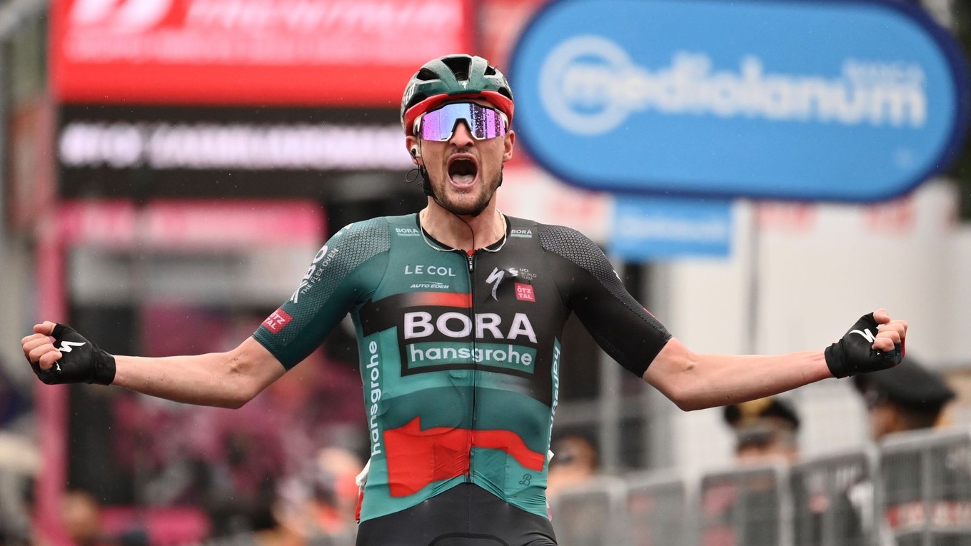 Nico Denz sa teší z triumfu v 14. etape na Giro d'Italia 2023.
