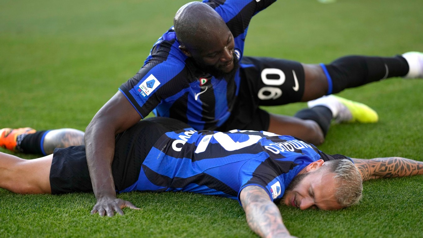 Federico Dimarco (dole) a Romelu Lukaku v drese Interu Miláno.
