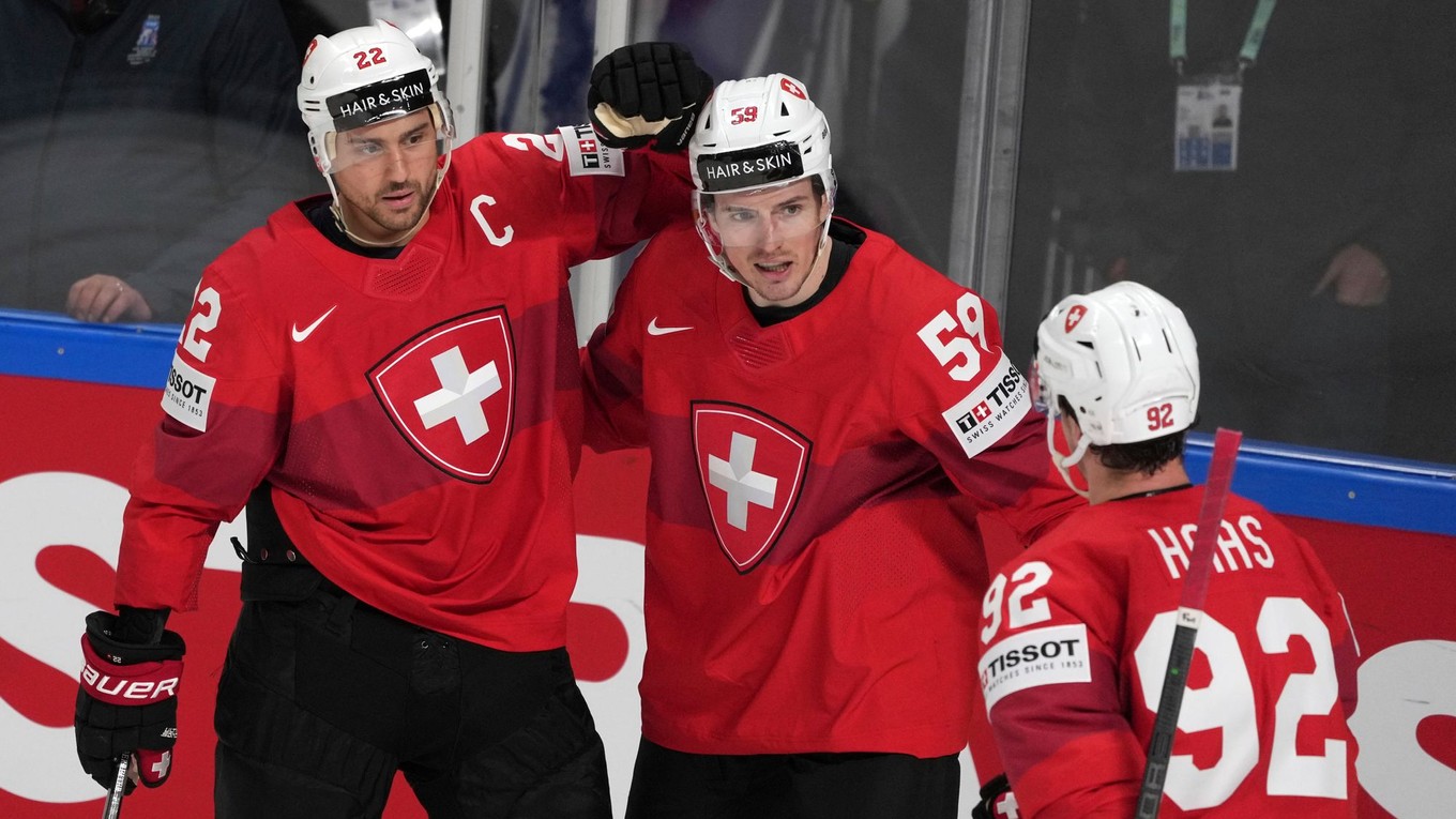 Nino Niederreiter (vľavo) sa teší po góle v zápase Švajčiarsko - Slovinsko na MS v hokeji 2023.