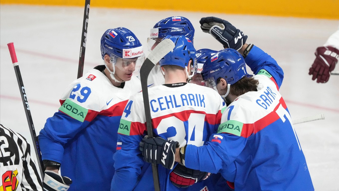 Slovenskí hokejisti sa tešia po strelenom góle v zápase Slovensko - Lotyšsko na MS v hokeji 2023.