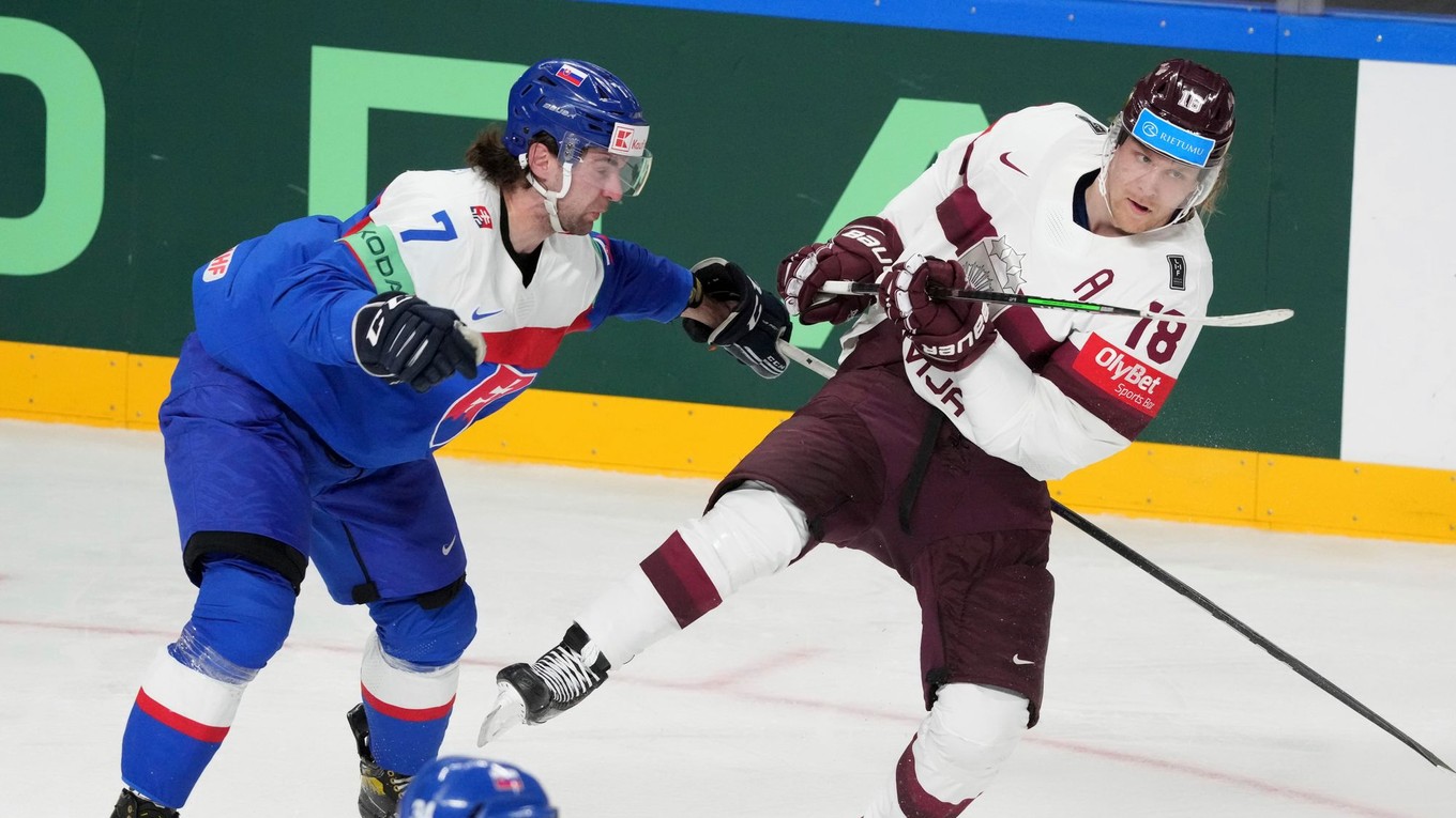 Mário Grman (vľavo) a Rodrigo Abols v zápase Slovensko - Lotyšsko na MS v hokeji 2023.