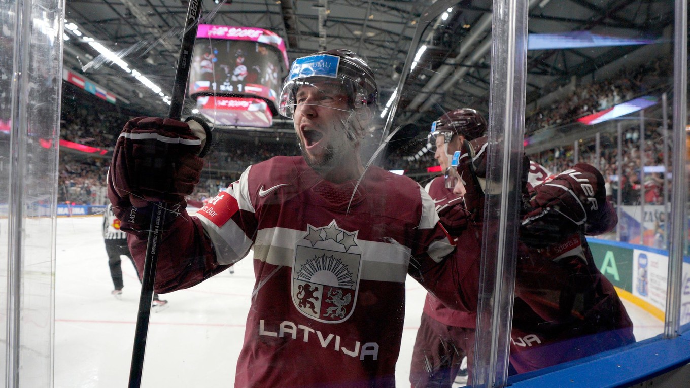 Martins Dzierkals sa teší po strelenom góle v zápase Česko - Lotyšsko na MS v hokeji 2023.