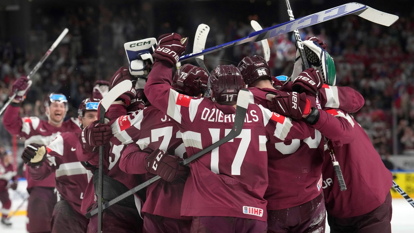 Lotyšskí hokejisti sa tešia z triumfu nad Českom na MS v hokeji 2023.