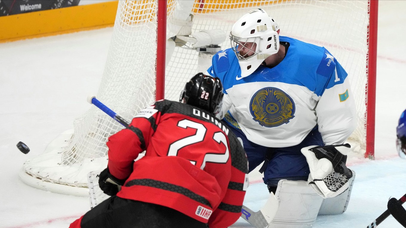 Kanadský hokejista Jack Quinn a kazašský brankár Nikita Bojarkin.