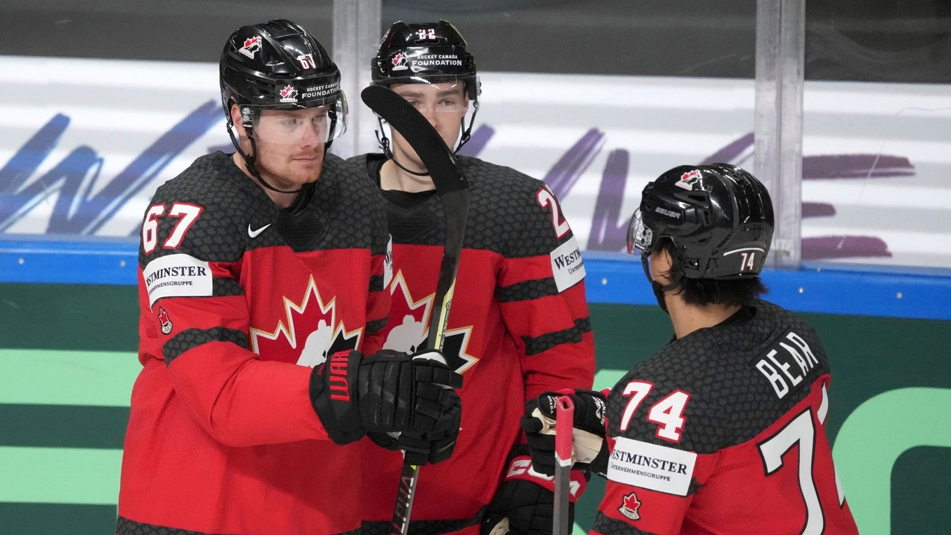 Hokejisti Kanady sa tešia z gólu do siete Kazachstanu.