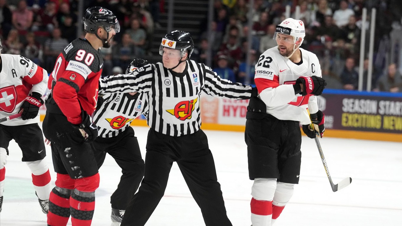 Nino Niederreiter (vpravo) a Joseph Veleno v zápase Kanada - Švajčiarsko na MS v hokeji 2023.