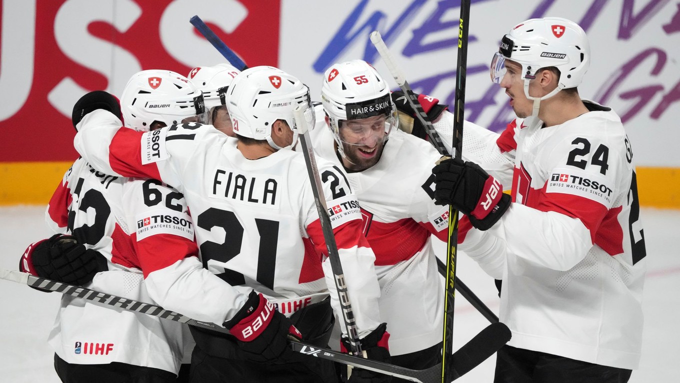 Švajčiarski hokejisti oslavujú gól v zápase proti Česku.