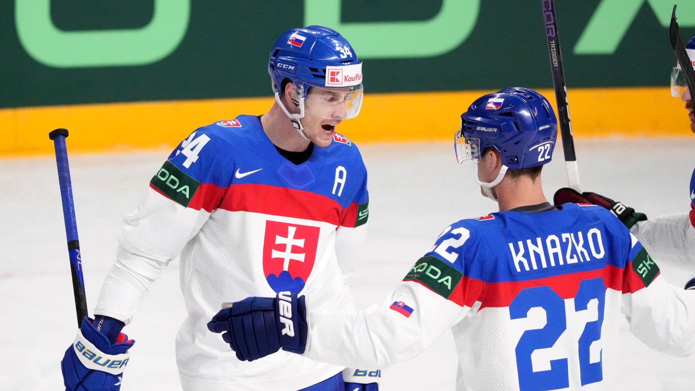 Peter Cehlárik a Samuel Kňažko sa tešia po strelenom góle v zápase Slovensko - Nórsko na MS v hokeji 2023.