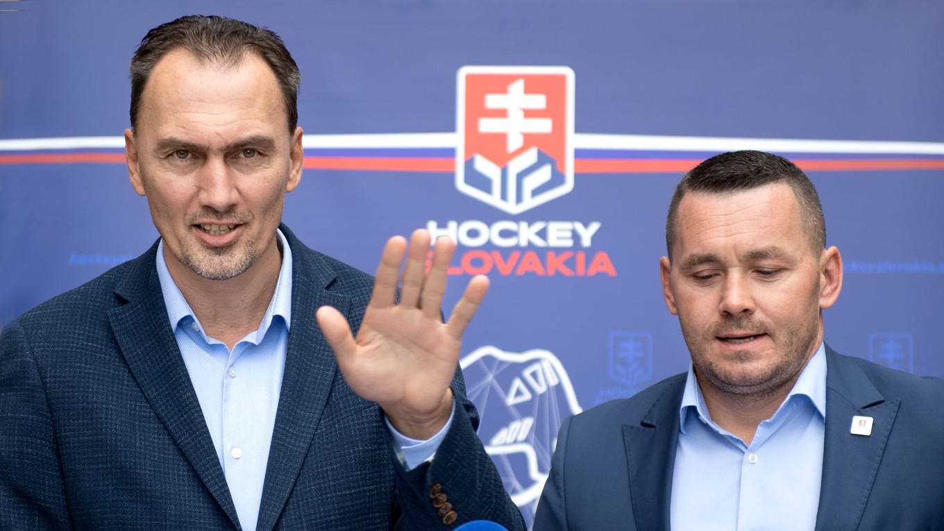 Prezident Slovenského zväzu ľadového hokeja (SZĽH) Miroslav Šatan a generálny sekretár SZĽH Miroslav Lažo.