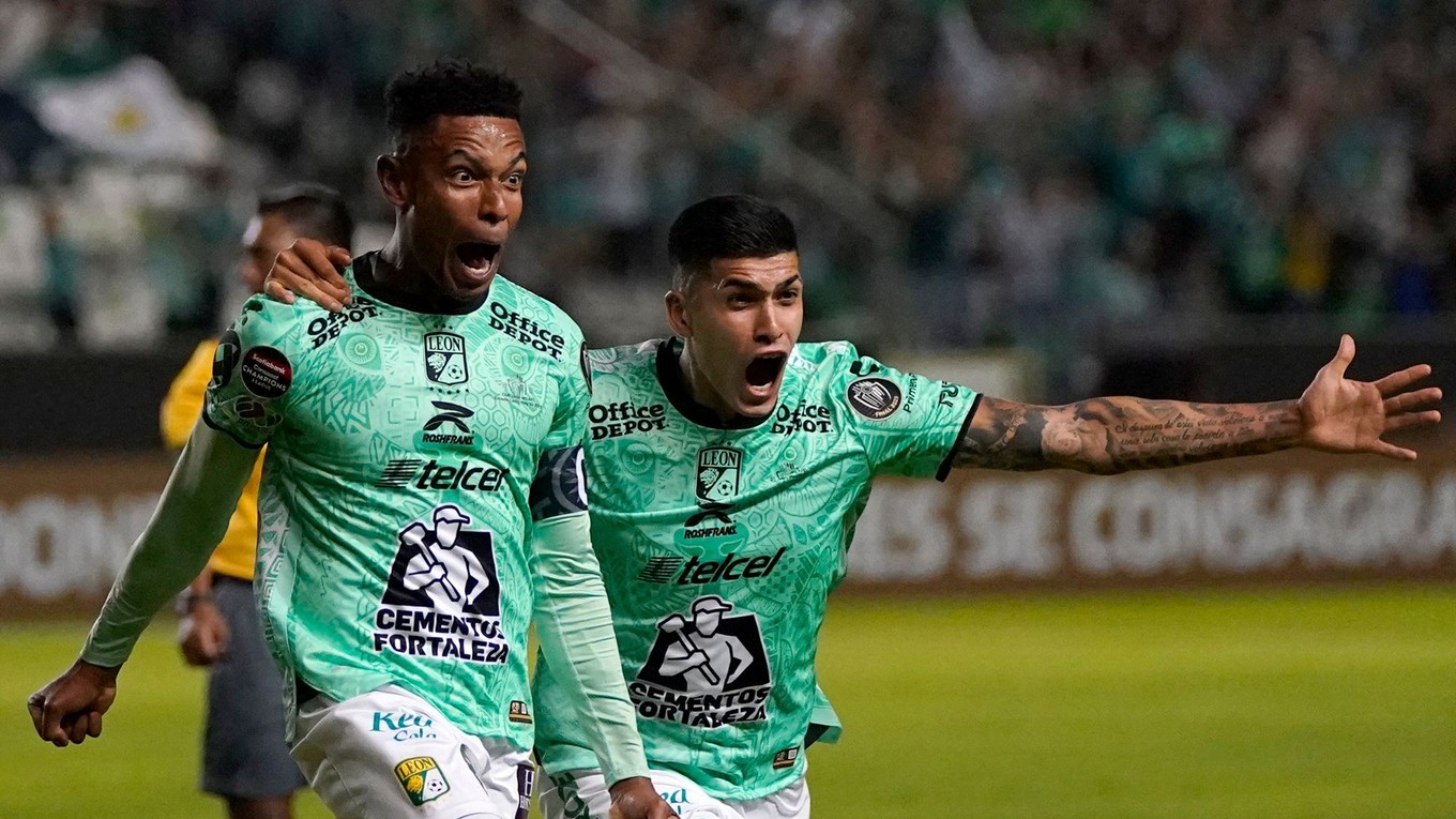 Futbalisti tímu Leon Mexico William Tesillo (vľavo) a Adonis Frias.