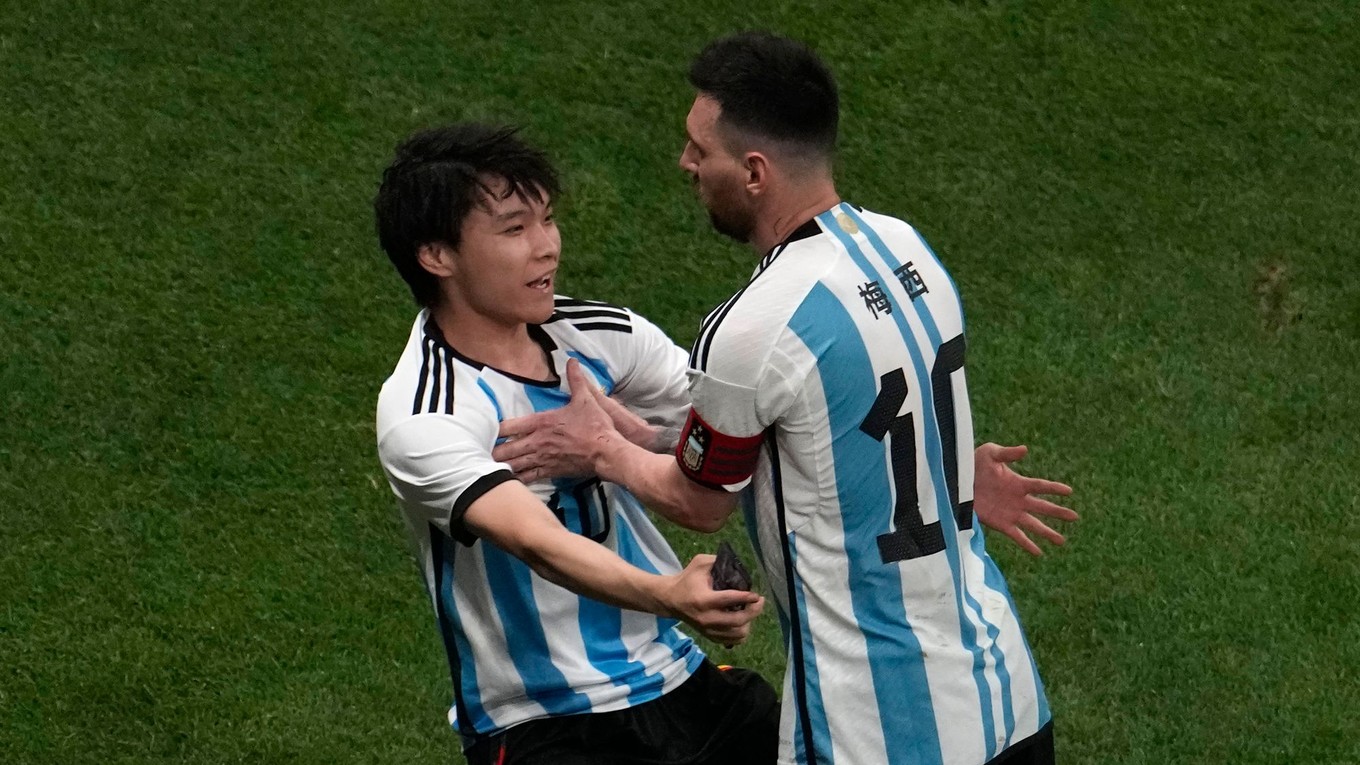 Čínsky fanúšik vbehol na ihrisko, aby sa stretol s Lionelom Messim.