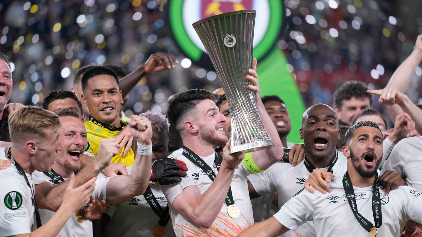 Futbalisti West Hamu oslavujú s trofejou po víťazstve vo finále Európskej konferenčnej ligy.