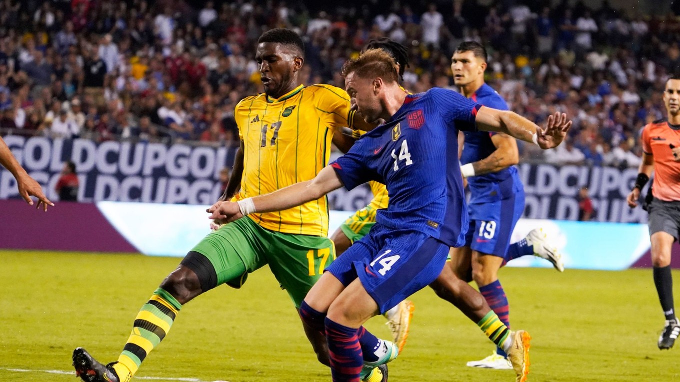 Damion Lowe (Jamajka) a Djordje Mihailovic (USA).